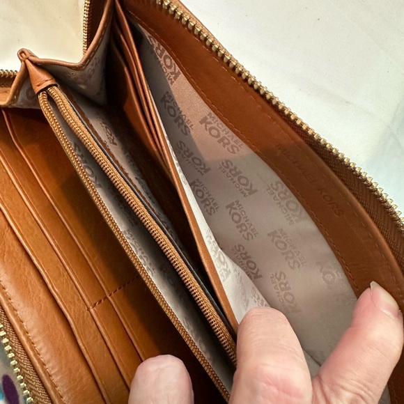 MICHAEL KORS TAN MONOGRAM TOTE 15x9 & ZIP AROUND WALLET - Picture 15 of 16